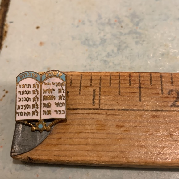Vintage enameled 10 commandments pin with star of david. - Picture 4 of 4